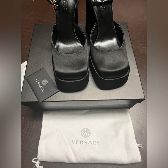 VERSACE Medusa Aevitas Satin Crystal-Embellished Platform Pumps Black 41EU/11US - Picture 6 of 12